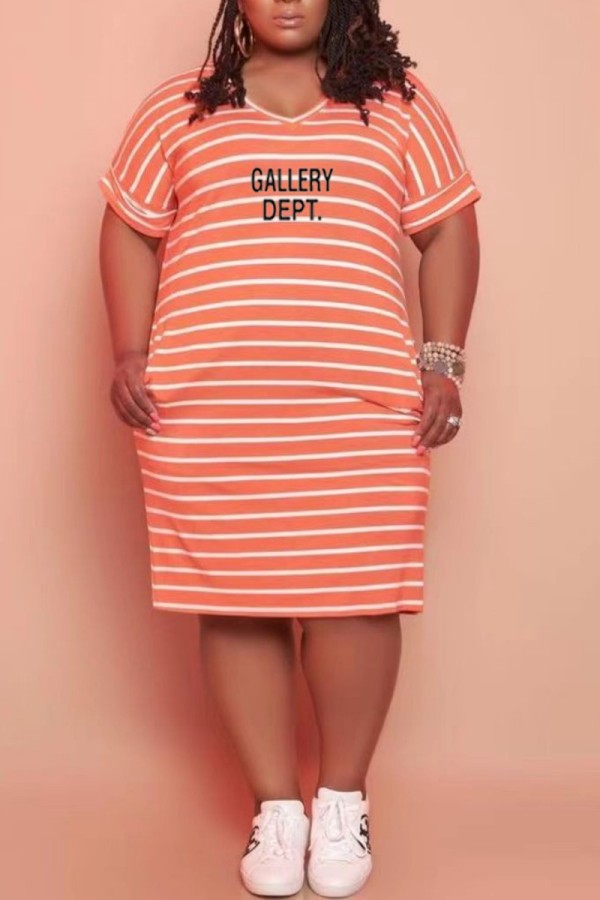 Оранжевое повседневное платье в полоску с буквенным принтом Базовое платье с коротким рукавом и V-образным вырезом Платья больших размеров