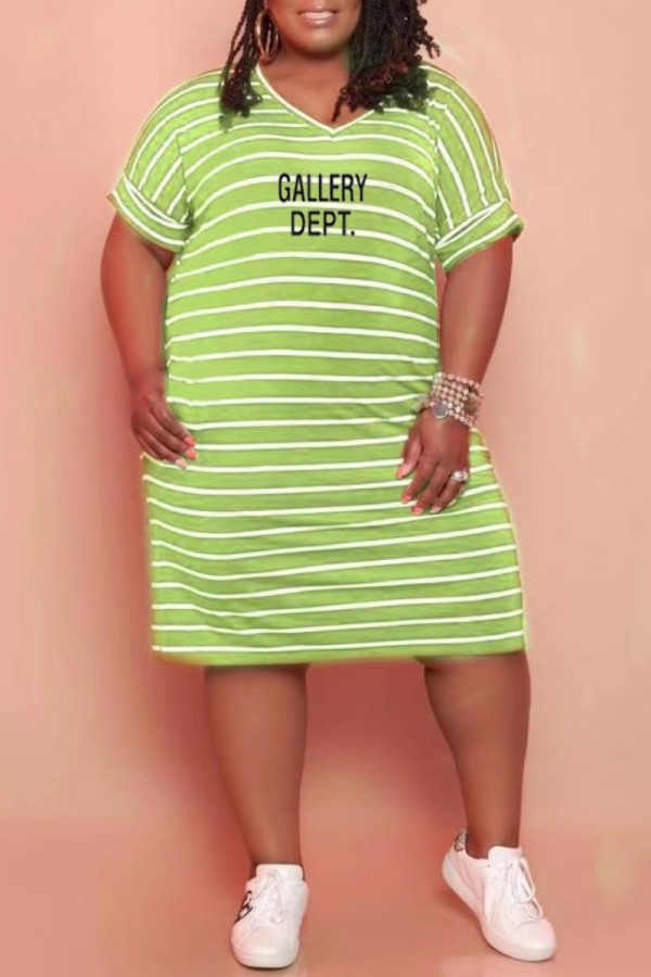 Светло-зеленое повседневное платье в полоску с буквенным принтом Базовое платье с v-образным вырезом и коротким рукавом Платья больших размеров