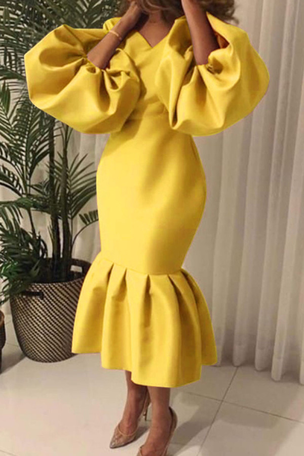 Gelbes Mode-reizvolles festes grundlegendes Abendkleid mit V-Ausschnitt