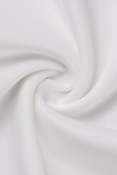 Blusas brancas com estampa de retalhos em letra O decote