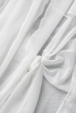 Weißer, sexy, fester Verband, ausgehöhltes Patchwork, durchsichtiger O-Ausschnitt, unregelmäßige Kleider