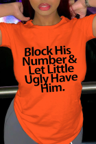 T-shirts met oranje straatprint en patchwork met letter O-hals