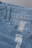 Рваные джинсовые шорты со средней посадкой со средней посадкой в ​​стиле пэчворк светлого цвета
