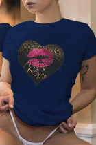 T-shirt con scollo O lettera patchwork stampata con labbra casual blu navy