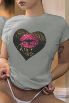 Camisetas informales con cuello en O y estampado de labios callejeros grises