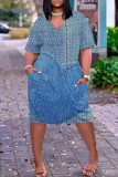 Hellblaues, lässig bedrucktes Patchwork-Kleid mit V-Ausschnitt und kurzen Ärmeln