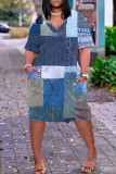 Голубое повседневное платье с короткими рукавами и карманами в стиле пэчворк с V-образным вырезом
