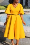 Желтое повседневное однотонное платье в стиле пэчворк с V-образным вырезом и коротким рукавом Платья