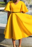 Gelbes, lässiges, festes Patchwork-Kleid mit V-Ausschnitt und kurzen Ärmeln
