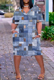 Hellblaues, lässig bedrucktes Patchwork-Kleid mit V-Ausschnitt und kurzen Ärmeln