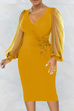 Vestidos de falda de un paso con escote en V y pliegues en la secuencia de retazos sólidos casuales amarillos