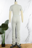 Pantalones con pliegues estampados informales en color blanco crema con cuello redondo y manga corta de dos piezas