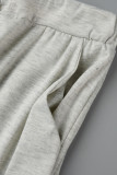 Pantalones con pliegues estampados informales en color blanco crema con cuello redondo y manga corta de dos piezas