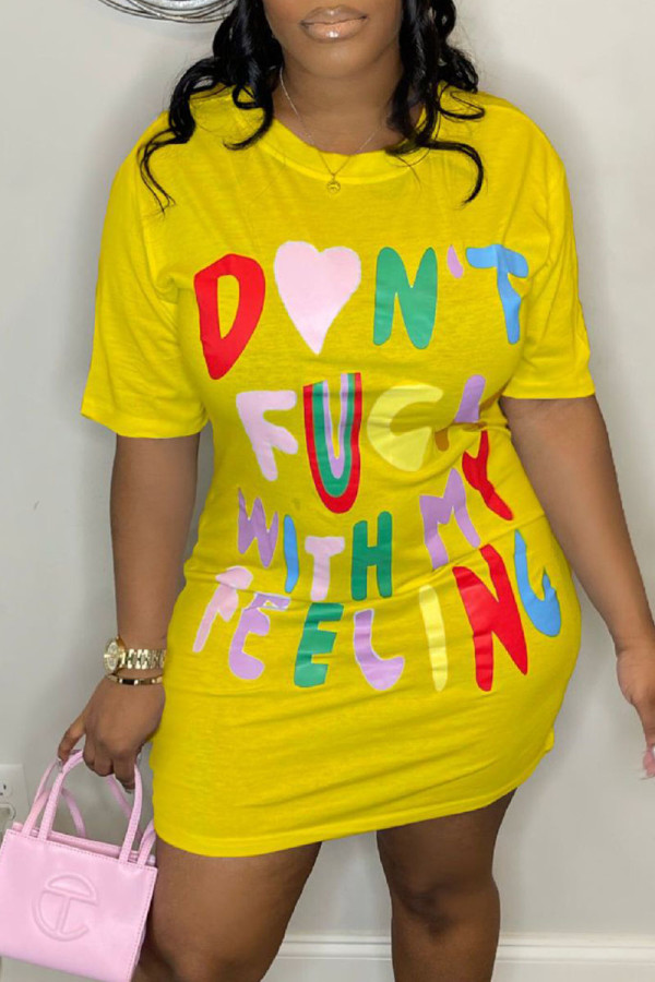 Gelbes lässiges Patchwork-T-Shirt-Kleid mit O-Ausschnitt