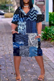 Синее повседневное платье с короткими рукавами и карманами в стиле пэчворк с принтом и V-образным вырезом
