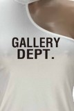 T-shirts met witte straatprint, uitgeholde letter, halve coltrui