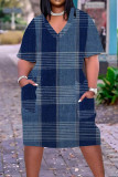 Синее повседневное платье с принтом в стиле пэчворк и V-образным вырезом с коротким рукавом Платья больших размеров