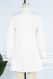 Белое повседневное однотонное платье-рубашка в стиле пэчворк с отложным воротником и пряжкой