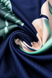 Vestido azul escuro casual estampa patchwork com fenda nas costas e decote em V
