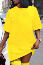 Vestido de camiseta con cuello en O de patchwork sólido de calle informal amarillo Vestidos