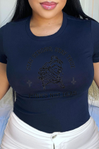 T-shirt con scollo a O con stampa patchwork di teschi da strada casual blu navy