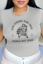 Graue T-Shirts mit lässigem Street-Print und Totenkopf-Patchwork-Buchstabe O-Ausschnitt