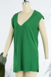 Grünes, lässiges, festes, ärmelloses Kleid mit Schlitz und V-Ausschnitt