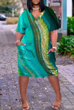 Dunkelgrünes, lässiges Patchwork-Kleid mit V-Ausschnitt und kurzen Ärmeln