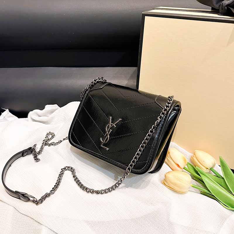 

Black Street Simplicity Letter Chains Bags