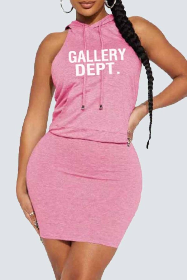 Pink Street Print rückenfreie One-Step-Rock-Kleider mit Kapuzenkragen