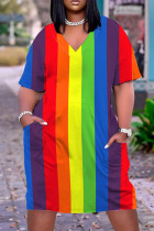 Vestido manga curta estampa casual multicolorido básico decote em V