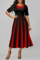 Vestidos de una línea de cuello en V de patchwork con estampado de rayas informales de color rojo oscuro