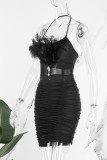 Vestidos pretos sexy com patchwork de penas dobrados frente única