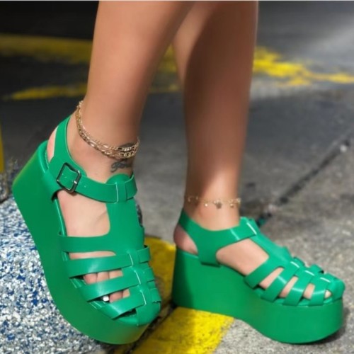 Chaussures compensées vertes décontractées évidées en patchwork de couleur unie en maille ronde respirantes et confortables (hauteur du talon 2.76 pouces)