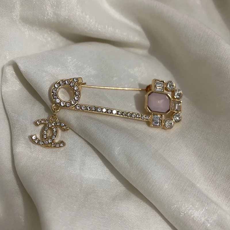 

Gold Elegant Geometric Rhinestone Brooch