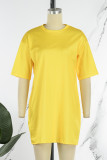 Желтое повседневное уличное однотонное платье-футболка в стиле пэчворк с круглым вырезом Платья