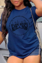 Camiseta azul marinho street com estampa diária patchwork letra O no decote