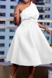 Vestido de noche de cuello oblicuo con pliegues de patchwork sólido elegante blanco Vestidos