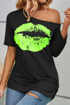 Camisetas pretas verdes com estampa de lábios casuais estampadas gola oblíqua