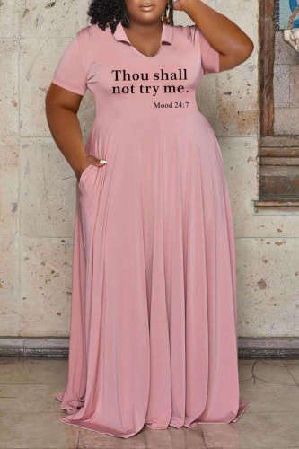 Rosafarbenes, lässiges Patchwork-Kleid mit V-Ausschnitt und geradem Buchstabendruck in Übergröße
