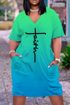 Hellgrünes, legeres, bedrucktes Basic-Kleid mit kurzen Ärmeln und V-Ausschnitt