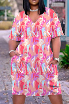 Розовое повседневное базовое платье с коротким рукавом и v-образным вырезом с принтом