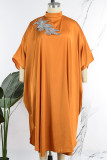 Robe longue orange décontractée avec appliques solides et perles à col rond