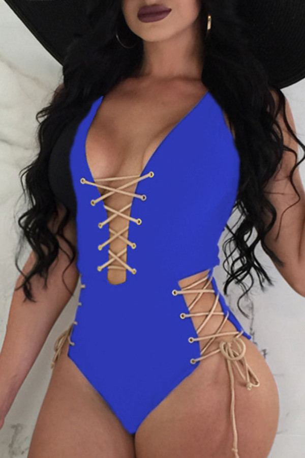 Blaue, sexy, einfarbige Badebekleidung mit überkreuzten Trägern