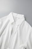 Robe longue blanche à col rabattu et fente en patchwork