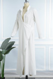Robe longue blanche à col rabattu et fente en patchwork