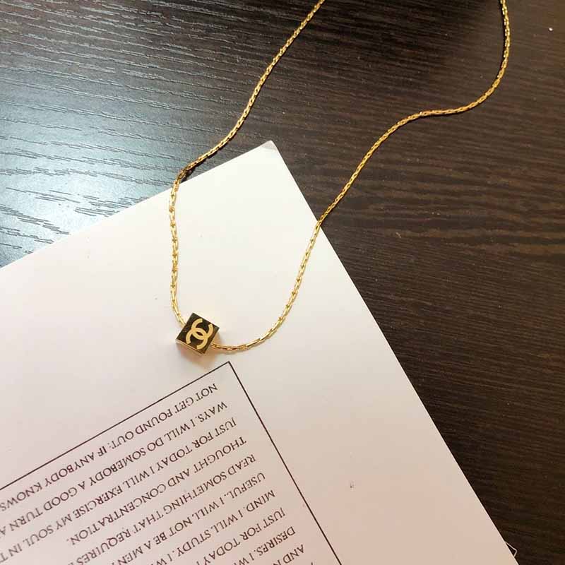 

Gold Simplicity Letter Chains Necklaces