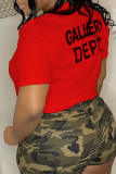 Camisetas casuais vermelhas com estampa de letra O no decote
