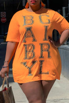 Vestidos casuais laranja com estampa de rua patchwork e decote O reto plus size