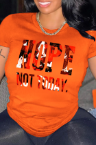 Оранжевые повседневные футболки с круглым вырезом и буквенным принтом в стиле уличный камуфляж в стиле пэчворк